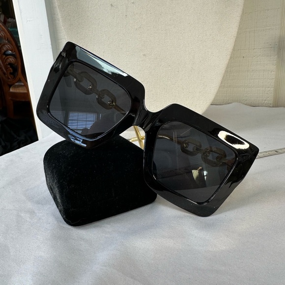 Large square chunky black and goldtone fashion sunglasses - Picture 4 of 5